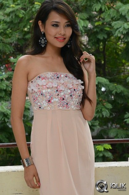 Sagarika-At-Friend-Request-Trailer-Launch